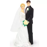Noivos decorando seu bolo de casamento
