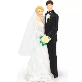 Pareja de recién casados decorando su pastel de bodas