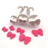 Mini cortadores de biscoito em formato de laço com ejetor (3 unidades)