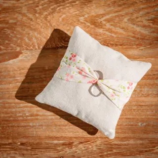 Coussin porte-alliance à motif fleuris