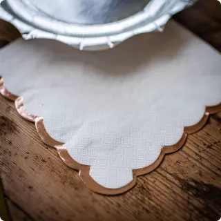 16 serviettes blanches liséré rose gold