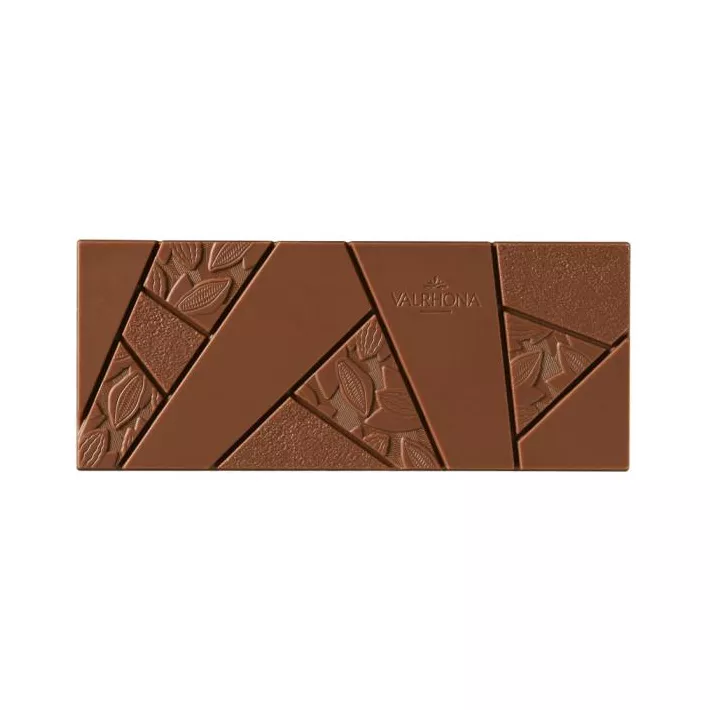 Tavoletta di cioccolato al latte Valrhona Jivara 40%.