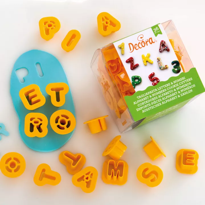 Mini formine per biscotti a forma di numeri e lettere