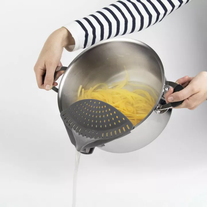 Bec passoire casserole