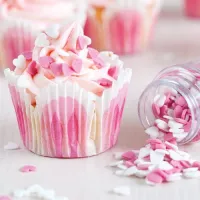 Corações de açúcar rosa e branco