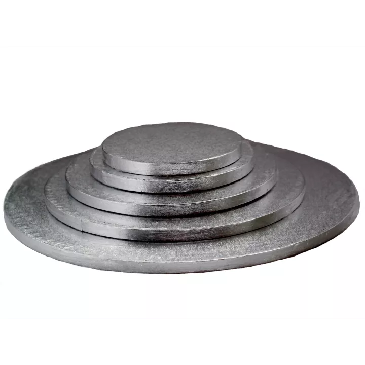 Base de bolo redonda e grossa, prateada, com 15 cm de diâmetro.