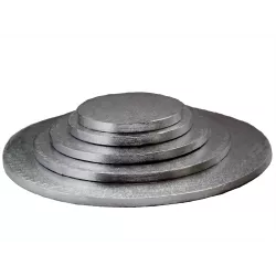 Base de bolo redonda e grossa, prateada, com 28 cm de diâmetro.