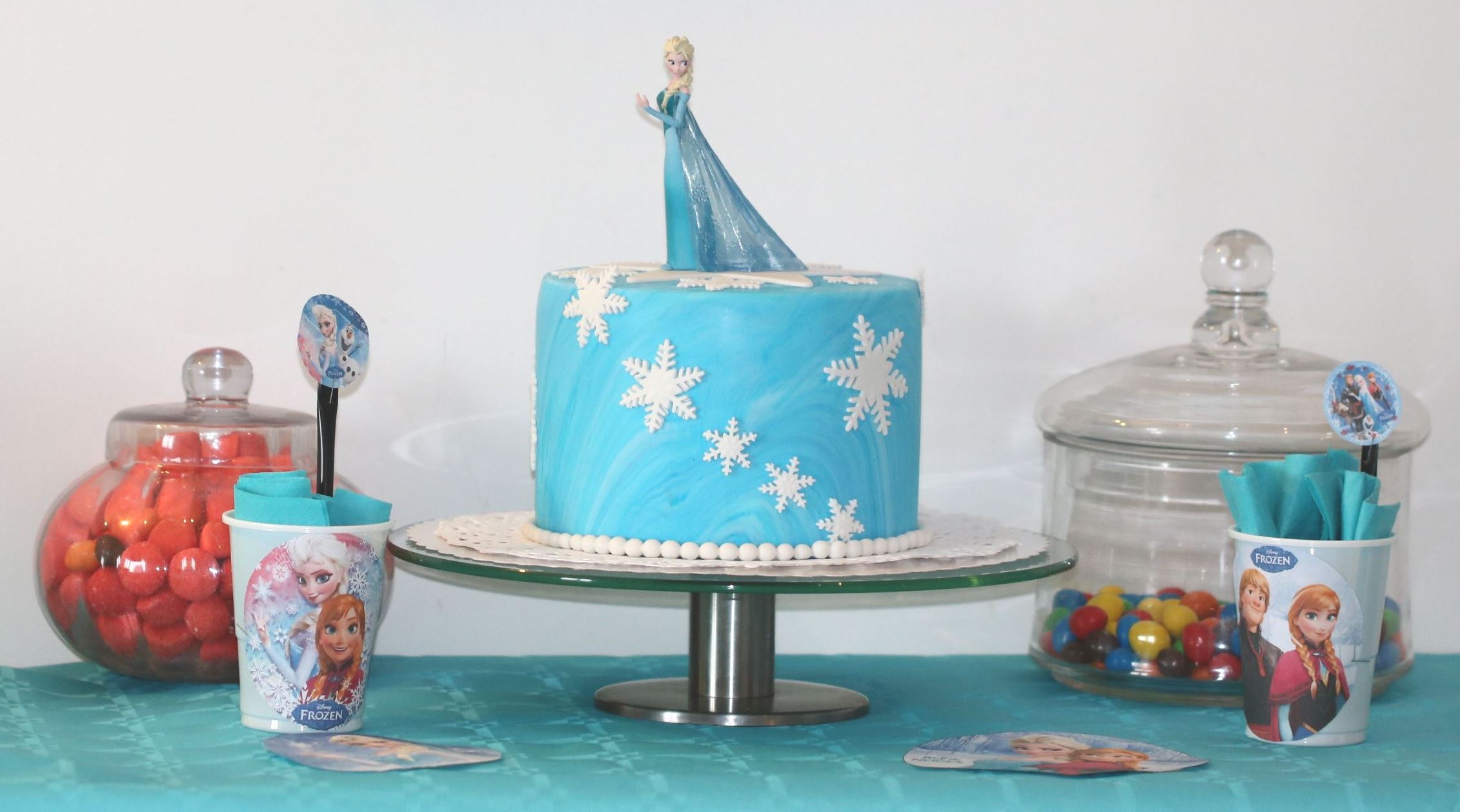 Présentoir à Gâteaux 3 étages Frozen - Décoration Fête Thème Reine Des Neiges Avec Château Et Flocons