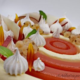 Entremets pêches jaunes et blanches, vanille et sauge ananas